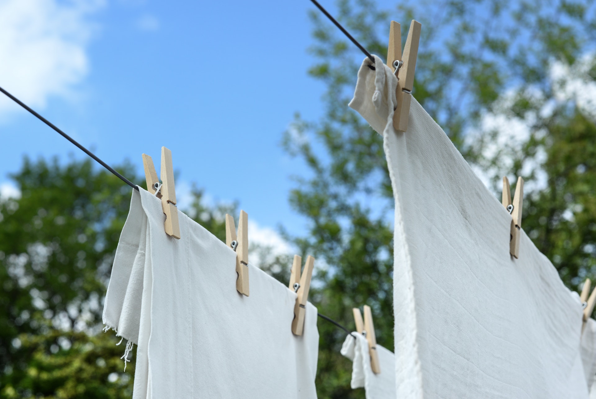 Weiße Wäsche hängt zum Trocknen auf der Leine